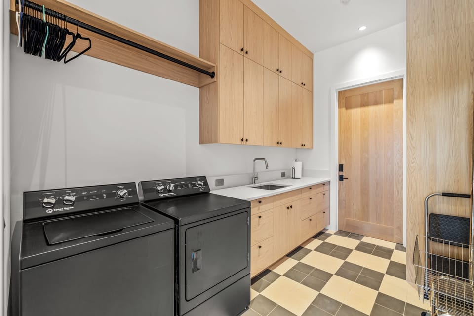 Entry level large laundry area
