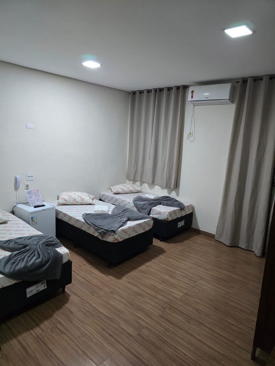 Basic Triple Room | Iron/ironing board (on request), bed sheets