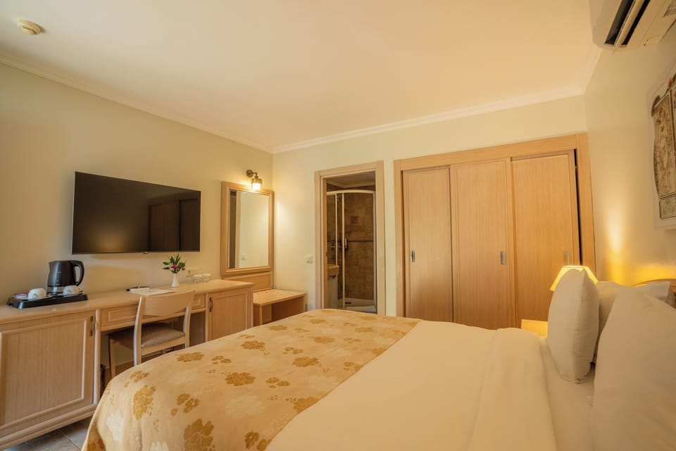Standard Room | Premium bedding, minibar, in-room safe, blackout drapes