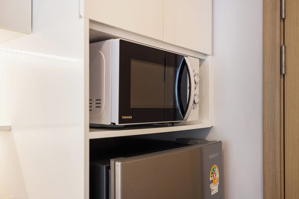 Deluxe Apartment, Balcony, Courtyard View | Microwave