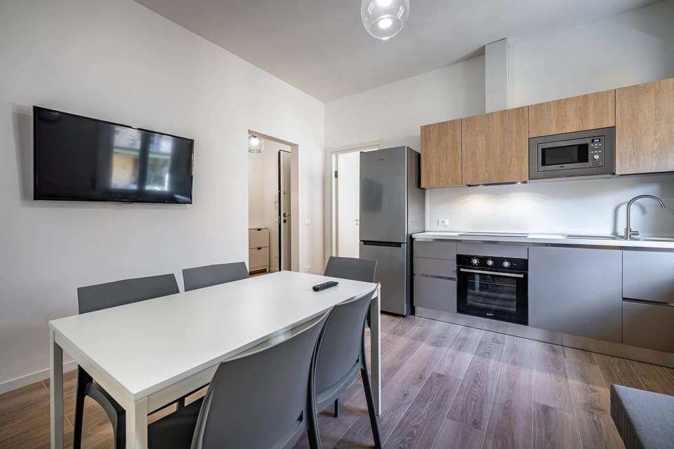 Apartment, 2 Bedrooms, Kitchen | Private kitchen | Coffee/tea maker, microwave, dining table