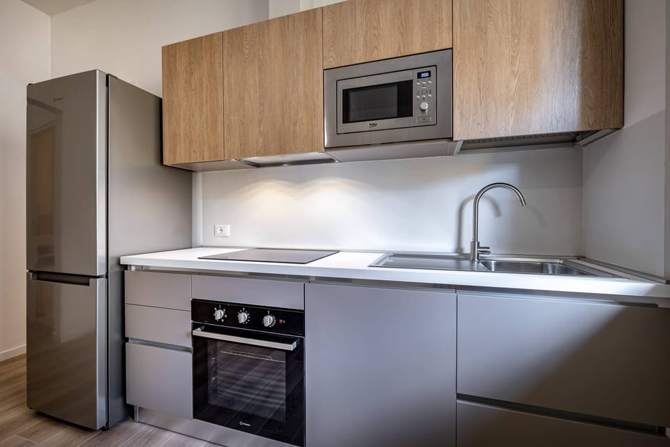 Apartment, 2 Bedrooms, Kitchen | Private kitchen | Coffee/tea maker, microwave, dining table