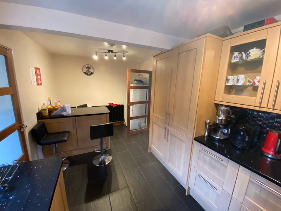 Blissful Retreat - 4 Bedroomed House House in Bridgend