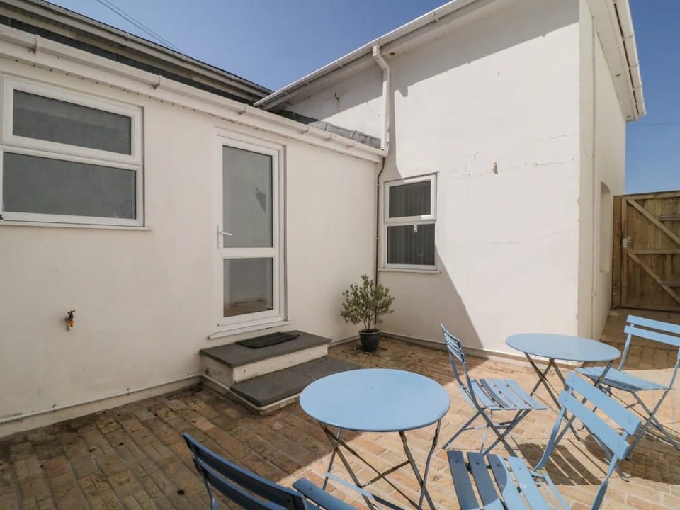 Broadsands Cottage Courtyard
