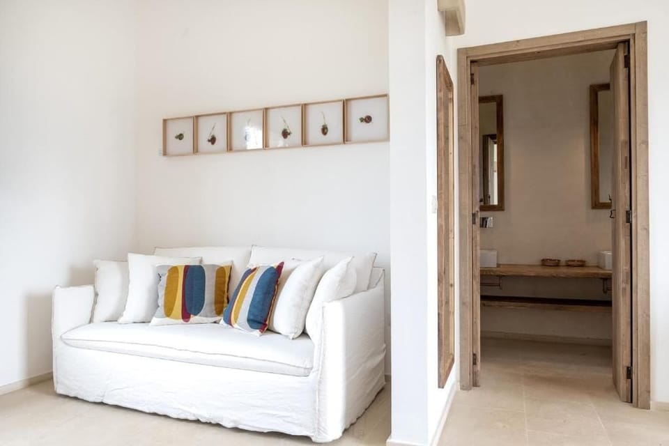 Deluxe Quadruple Room, Patio, Garden View | Living area