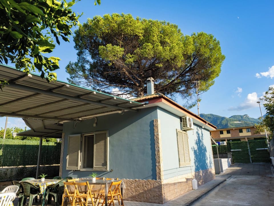 Small house with a garden, parking space, gazebo, tables, chairs, and an outdoor kitchen. Villa in Campania