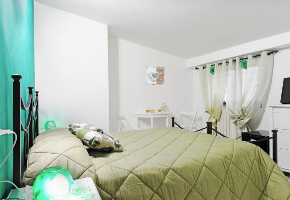Room 'Hope' with Shared Garden, Wi-Fi and Air Conditioning Apartment in Rome