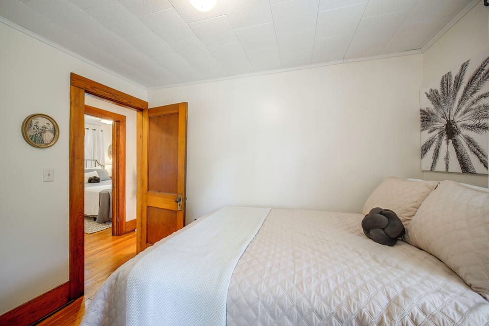 Hot Tub Haven in Wooster: Walk to Shops & Eats! Cottage in Wooster
