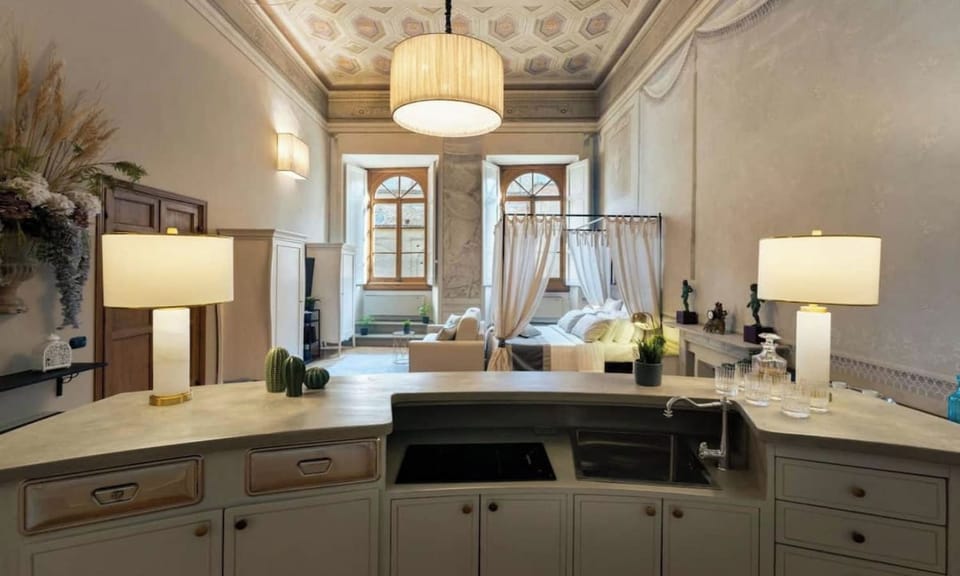 LUXURY 3-BEDROOM FLORENCE APARTMENT FACING MEDICEAN CHAPELS Apartment in Florence