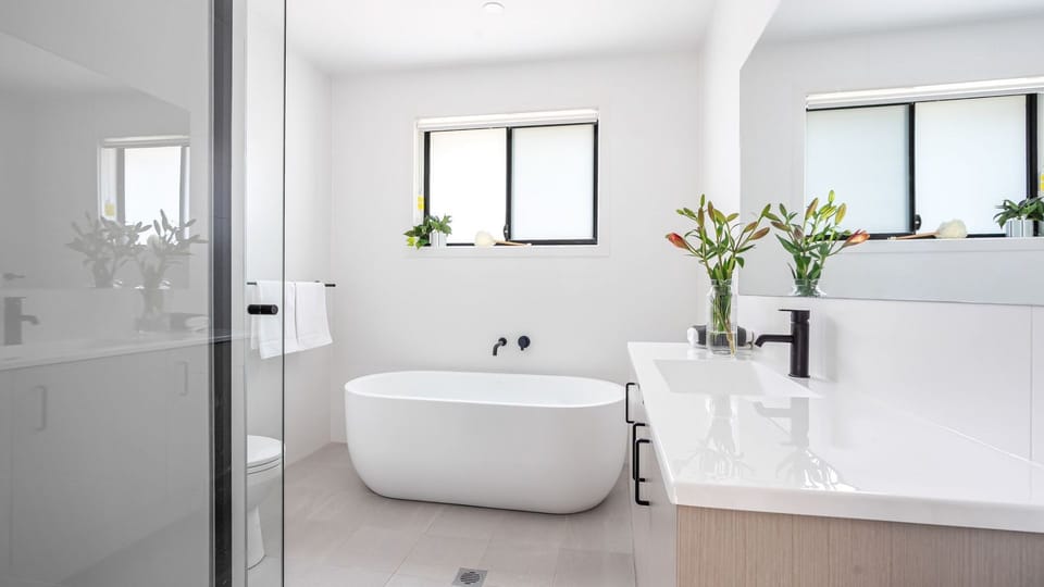 Arielle | Main bathroom | Shower | Bath