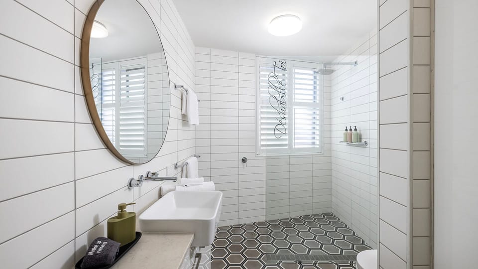 Bathroom 1 | Shower, toilet, vanity
