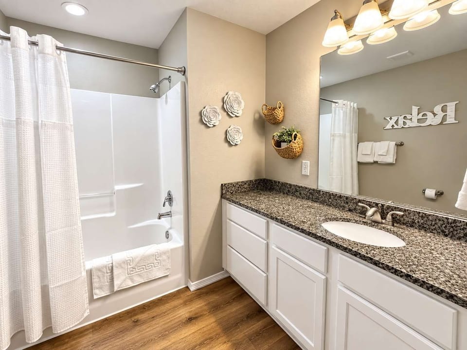 Full bath off of king bedroom 1