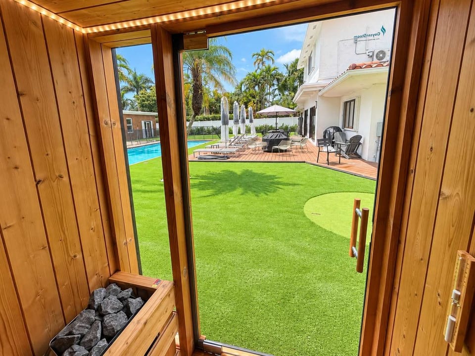 Sweat, Relax & Take In the Tropical View 🌴🔥