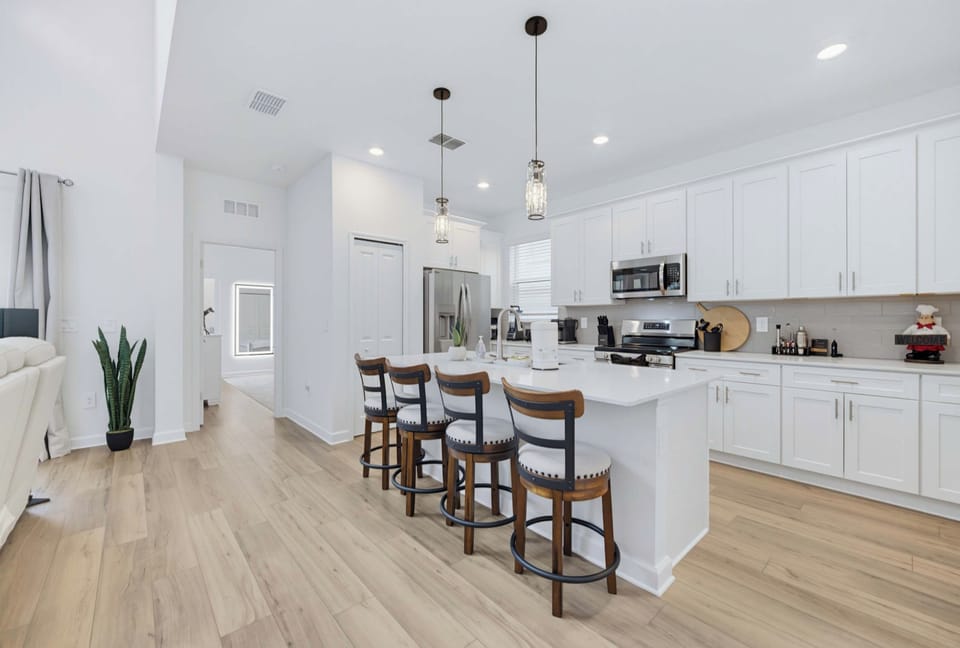 Fully equipped kitchen with island seating