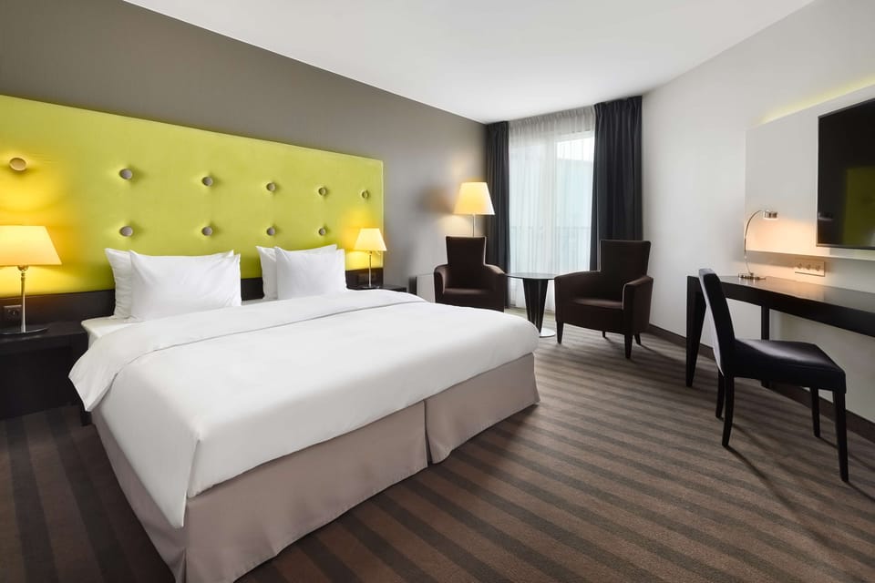 Premium Room | Minibar, in-room safe, desk, blackout drapes