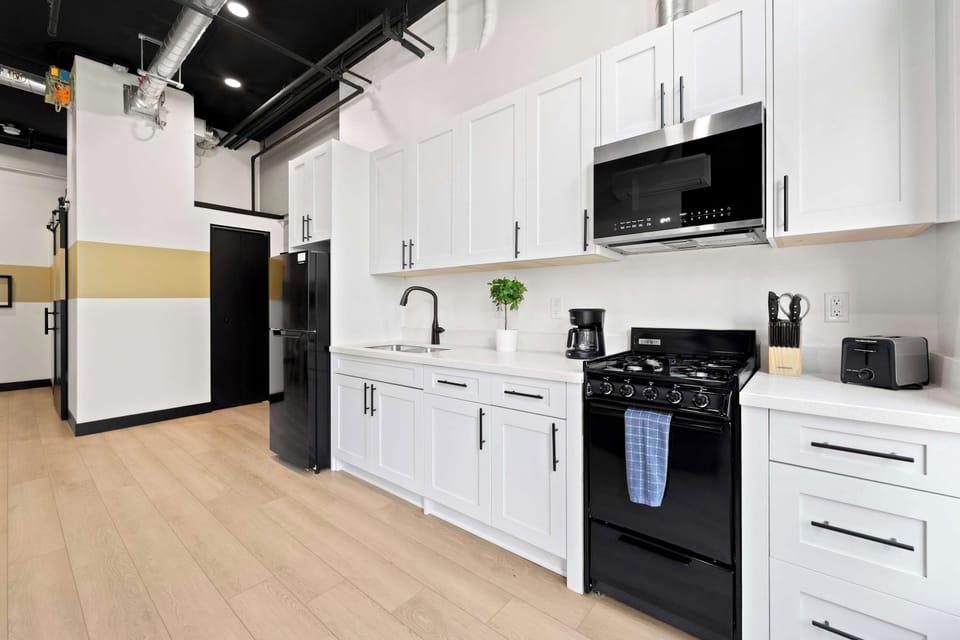 🍳 Sleek kitchen with dark hardware and full-size appliances—everything you need to cook like you're home.