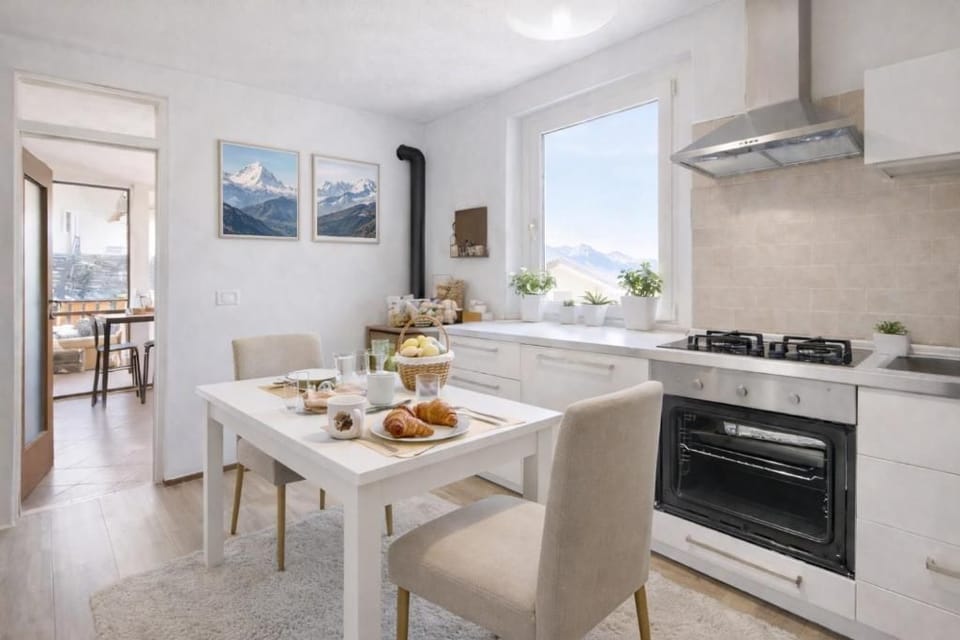 MARY HOUSE: A Relaxing Garden with a View and Free Parking Apartment in Province of Brescia