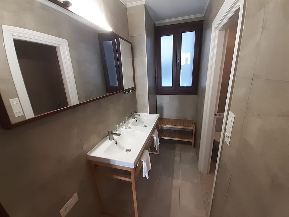Superior Double Room | Bathroom | Bathtub, deep soaking tub, free toiletries, hair dryer