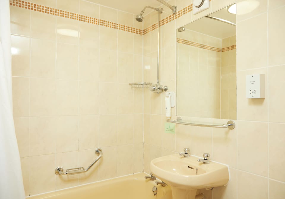 Twin Room | Bathroom | Free toiletries, hair dryer, towels