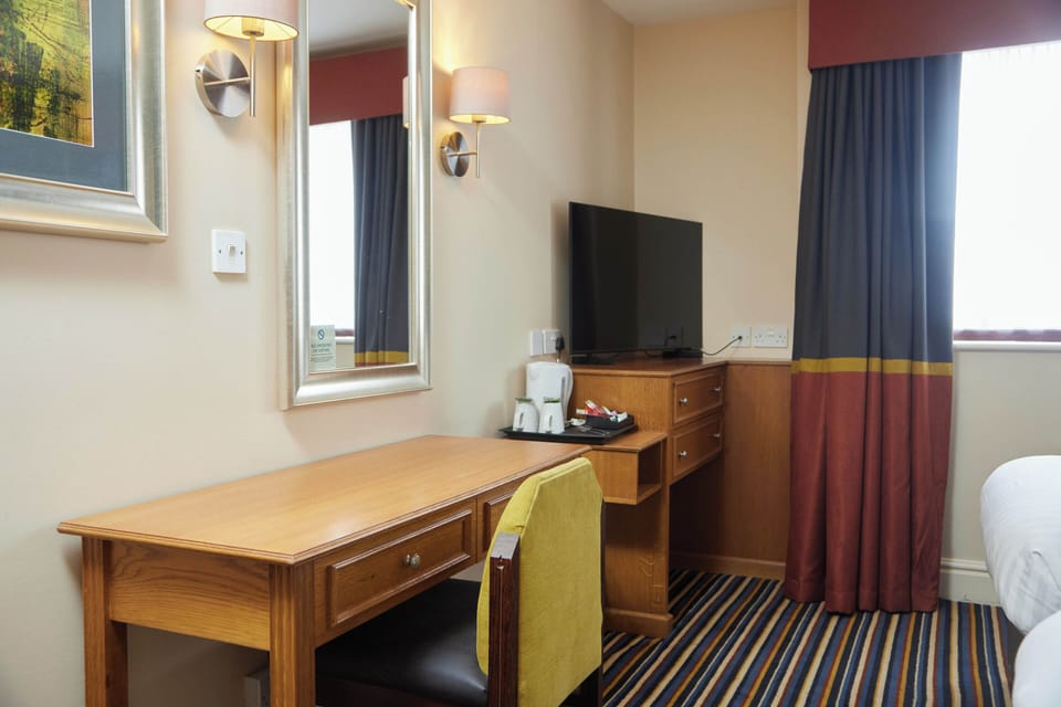 Twin Room | Individually decorated, individually furnished, desk, iron/ironing board