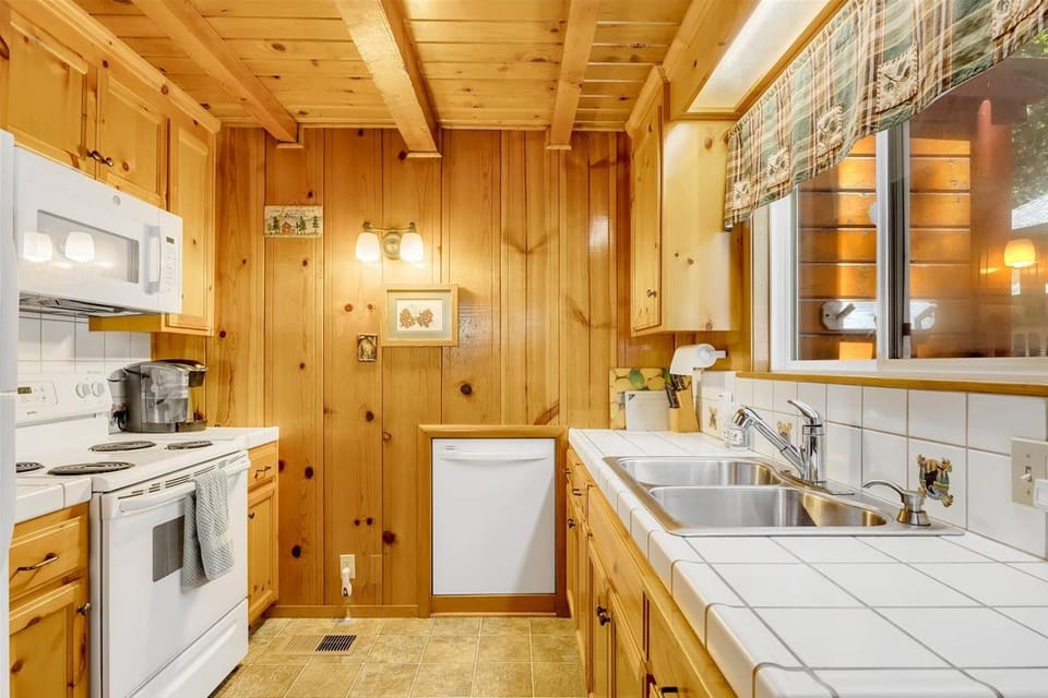 Hot Tub Walk to Downtown Cozy Cabin Lake Access/Sleeps 10 Cabin in Twain Harte