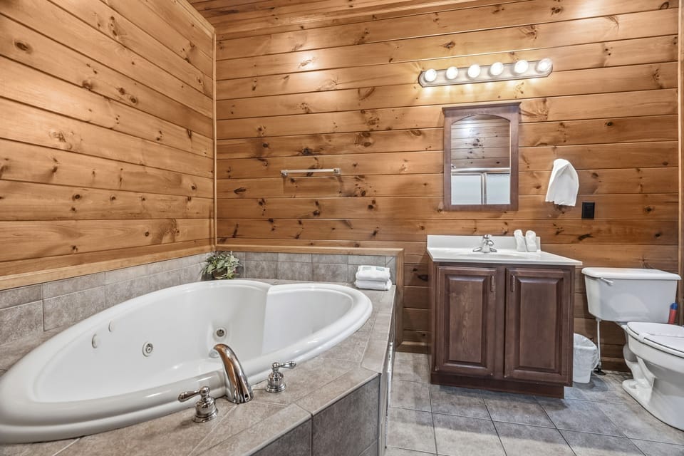 Corner jetted tub, deep enough to disappear into after a long day in the park.