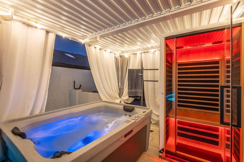 Infrared sauna and jacuzzi