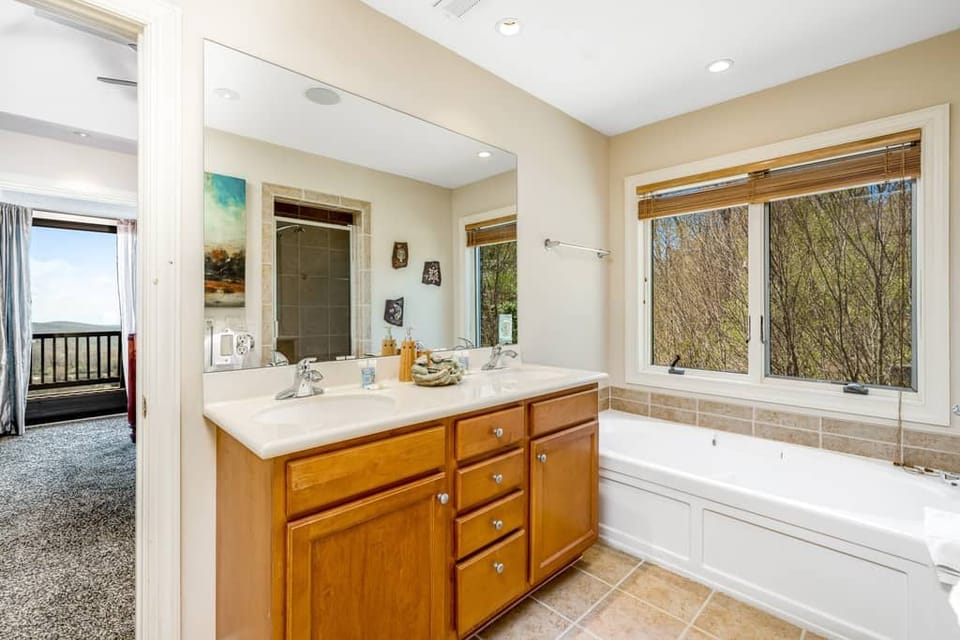 King Ensuite bathroom