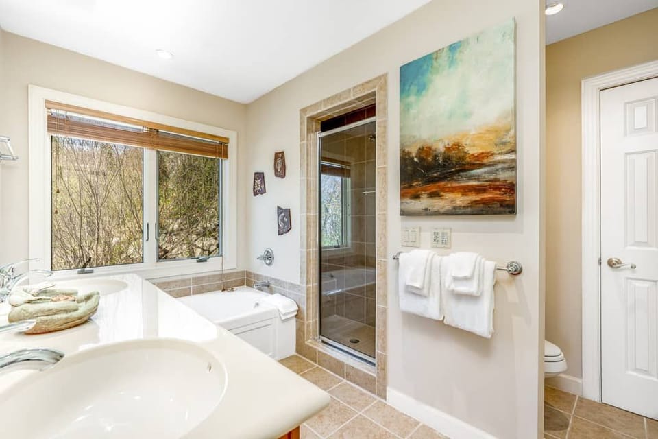 King Ensuite bathroom