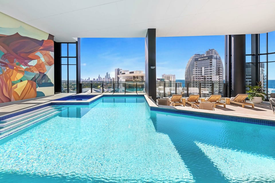 Covered Outdoor Swimming Pool & Spa
Take a refreshing swim in the covered pool surrounded by city vistas and stylish poolside loungers. Unwind in the attached spa while taking in panoramic ocean horizons.