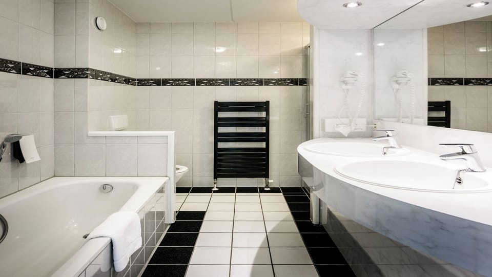 Indulge in a spacious bath retreat with bright, clean finishes.