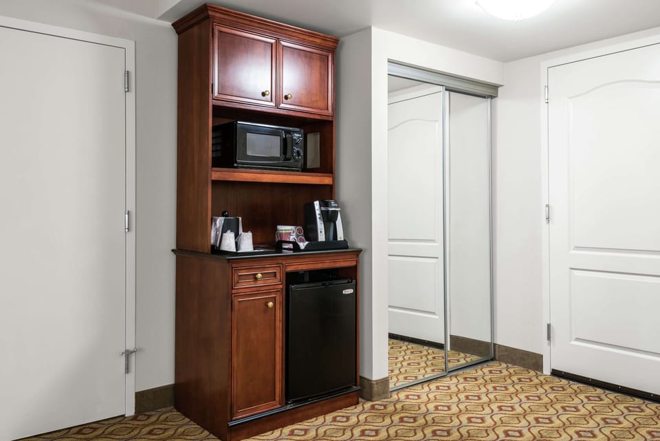 In-room safe, desk, Internet, bed sheets