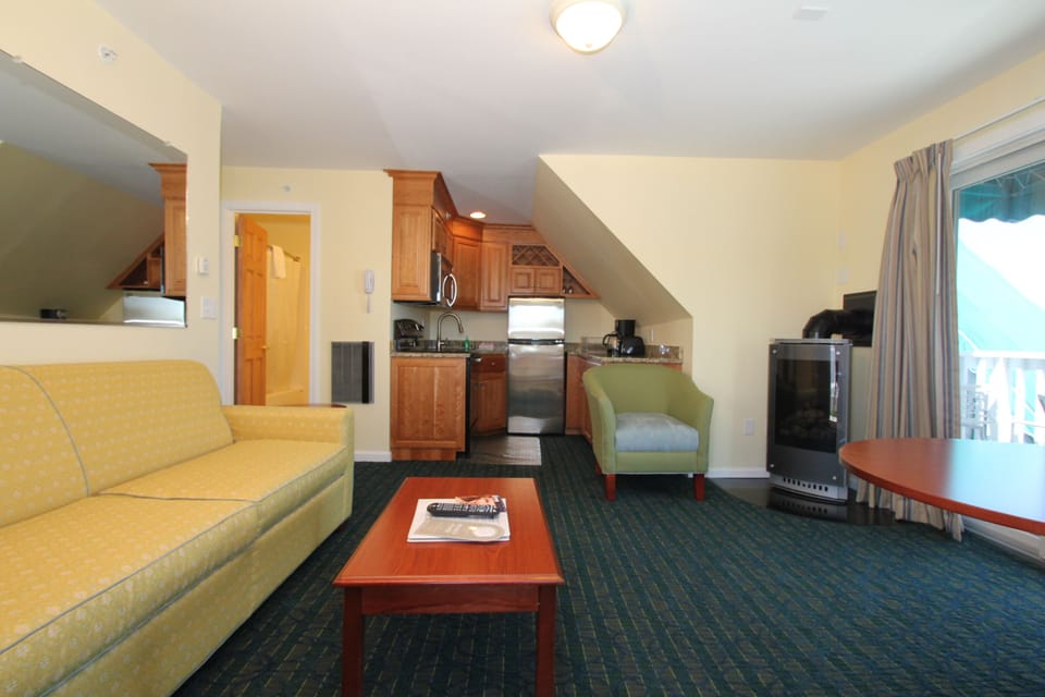 Suite, 1 Bedroom, Kitchen, Third Floor | Private kitchen | Fridge, microwave, coffee/tea maker
