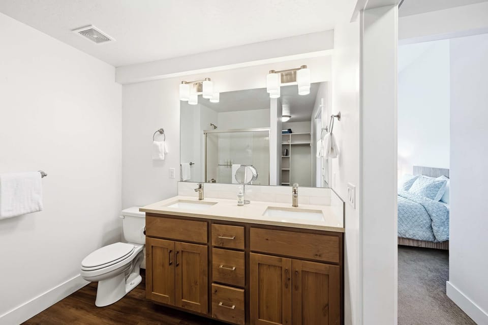 Ensuite bathroom with shower/tub combination