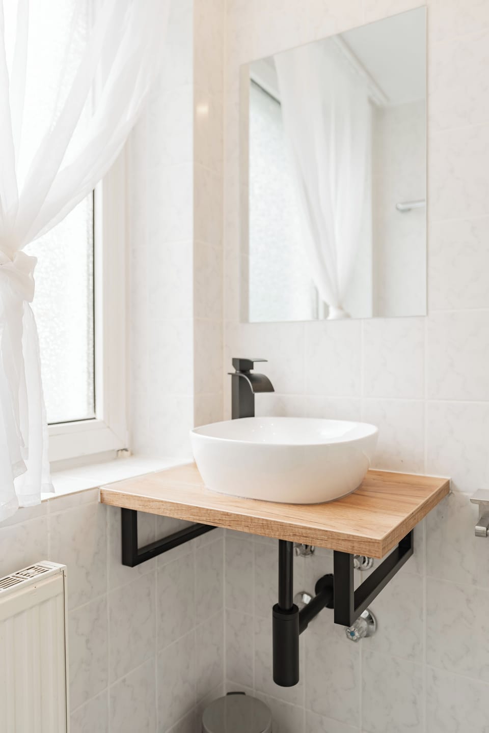 Single Room | Bathroom | Shower, free toiletries, towels