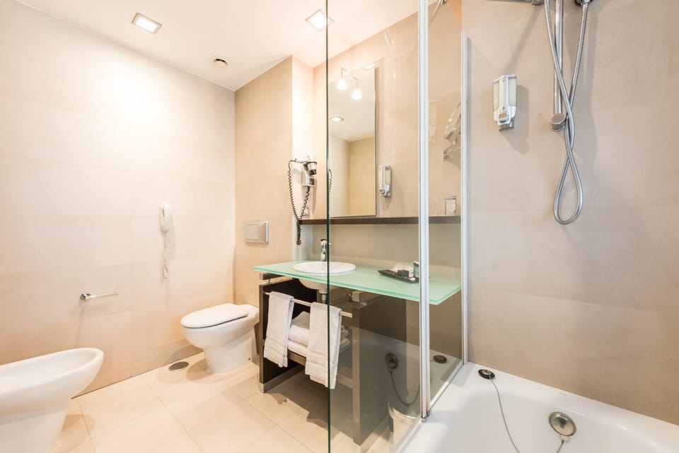 Combined shower/tub, deep soaking tub, free toiletries, hair dryer