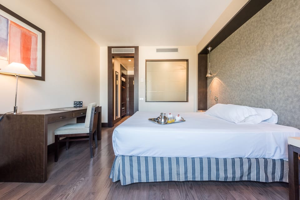 Combined shower/tub, deep soaking tub, free toiletries, hair dryer