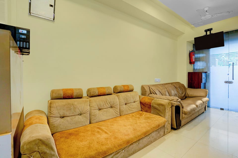 Collection O Santacruz Railway Station Hotel in Mumbai