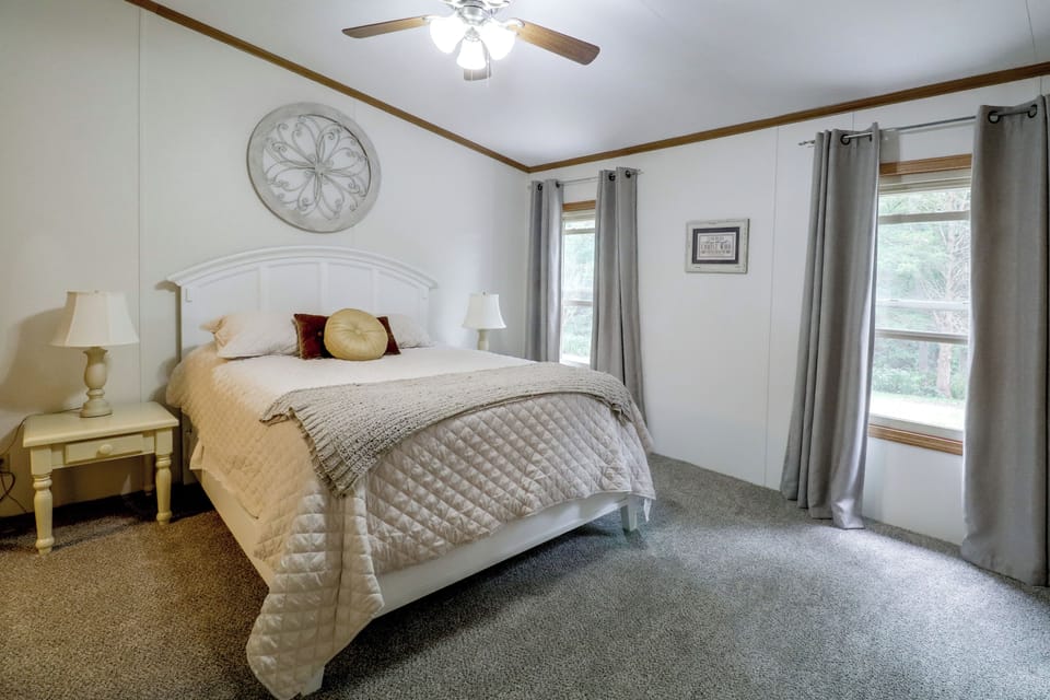 Bedroom 1 | Queen Bed
