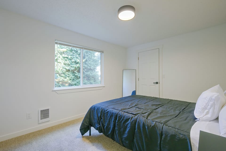 Bedroom 1 | Queen Bed