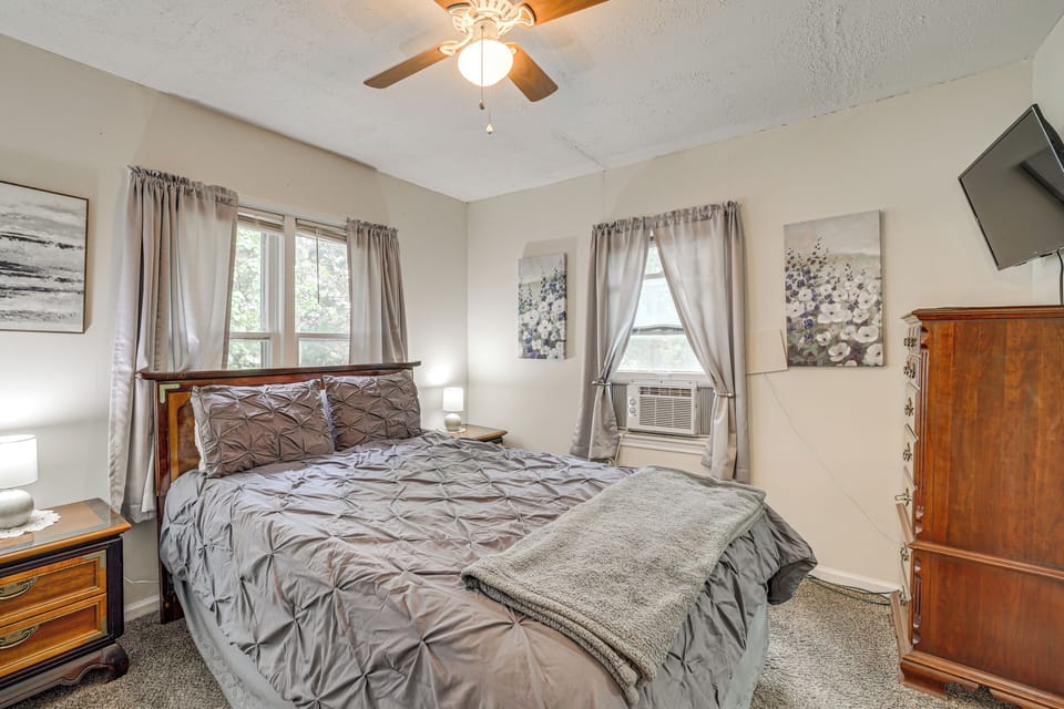 Bedroom | Queen Bed