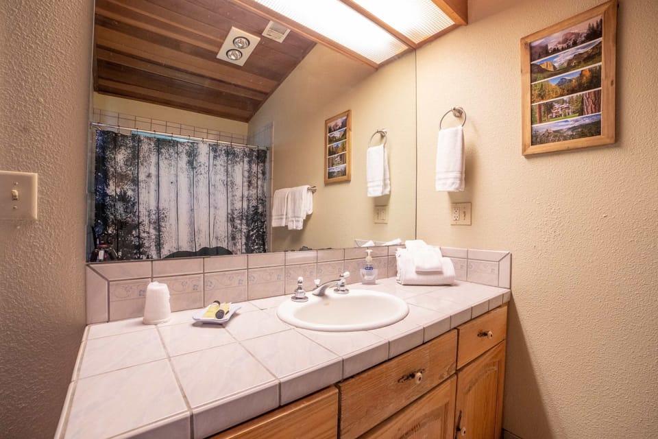 Sierra Grand Inside Yosemite House in Yosemite Park Way