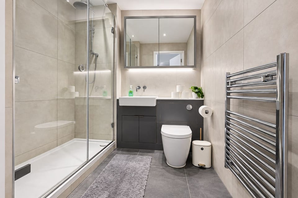Bathroom 2 w/ shower | Manor House flat near Emirates Stadium & Finsbury Park