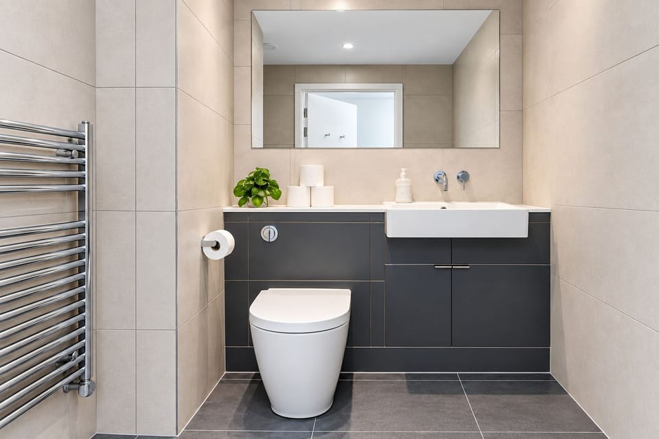Half bathroom w/ toilet | Manor House flat near Emirates Stadium & Finsbury Park