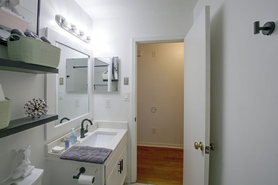 10 Mi to Dtwn Little Rock! Patio & Fire Pit Cottage in Little Rock
