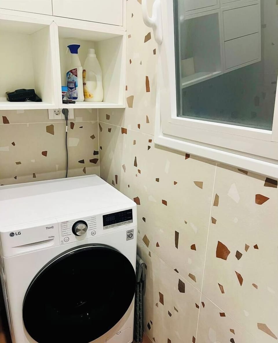 Washer+dryer available in the laundry room/half bathroom