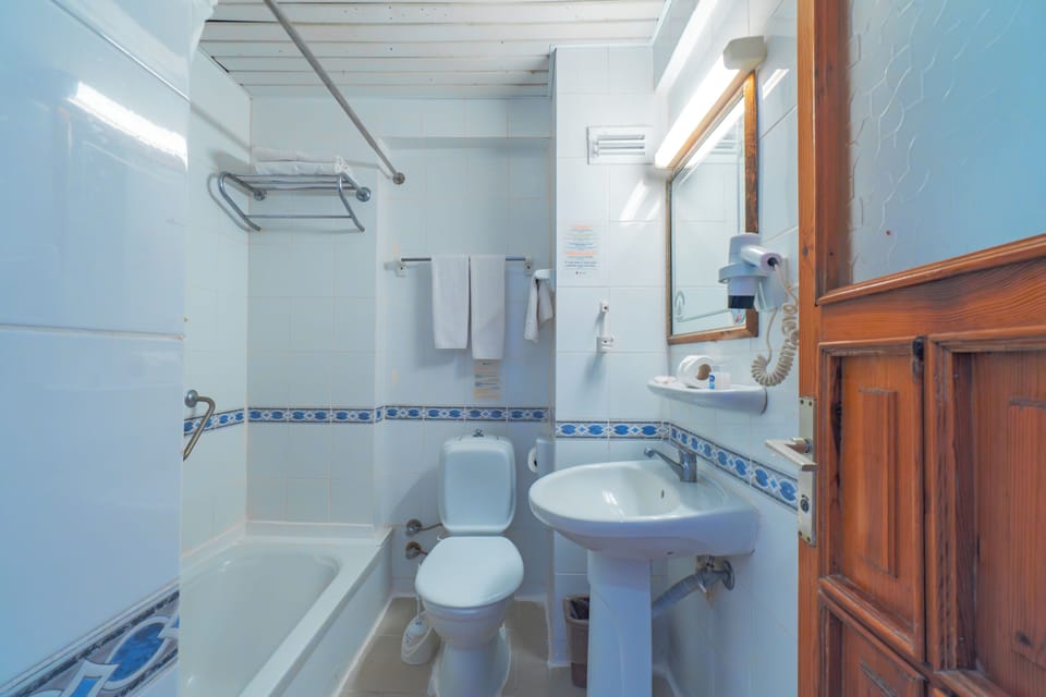 Standard Room | Bathroom | Hair dryer, towels