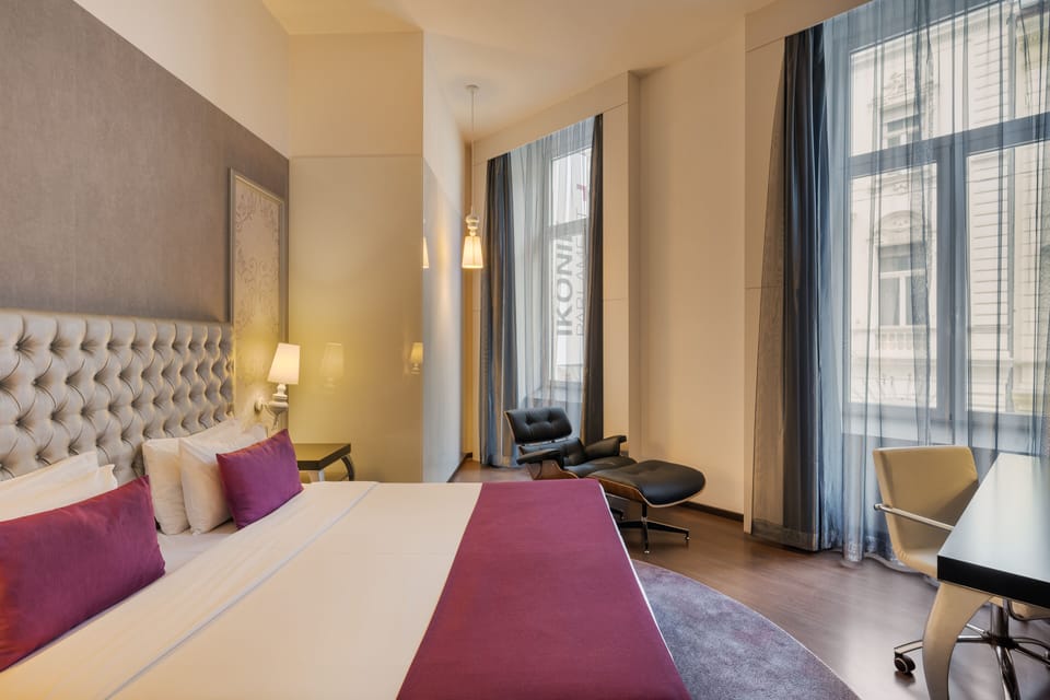 Deluxe Suite | Premium bedding, memory foam beds, minibar, in-room safe