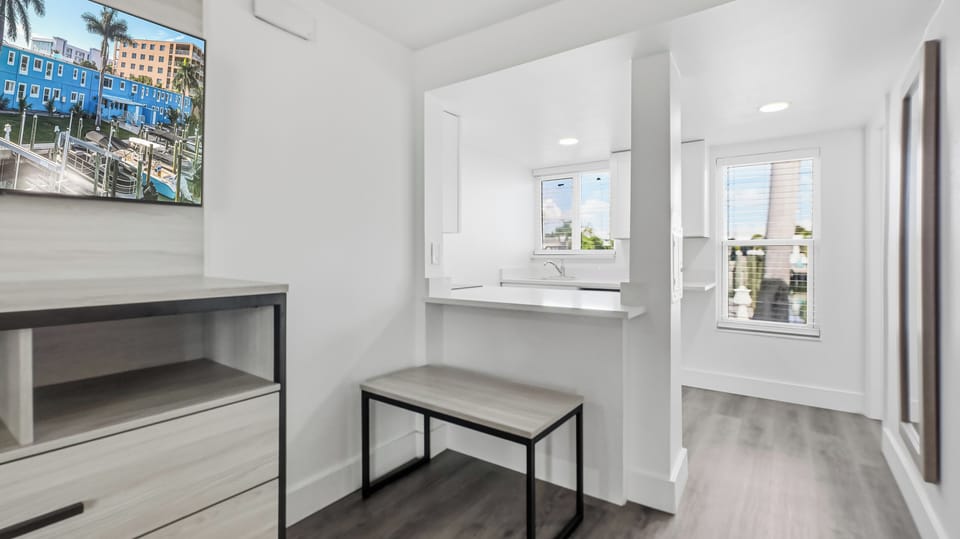 Deluxe Room, 1 King Bed, Kitchenette | Private kitchen | Mini-fridge, microwave, stovetop, coffee/tea maker