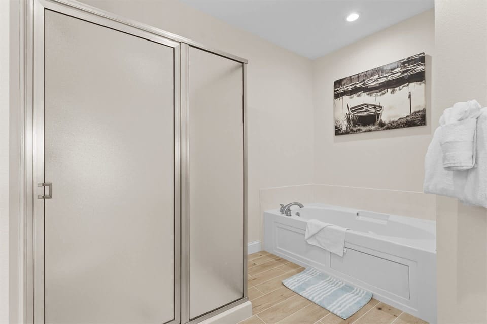 Lakeside Leisure - Lake Views Apartment in Sunset Cove Township